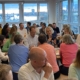 Teilnehmende des Stammtischs in einem Raum der Körber Stiftung mit Blick über die Elbe